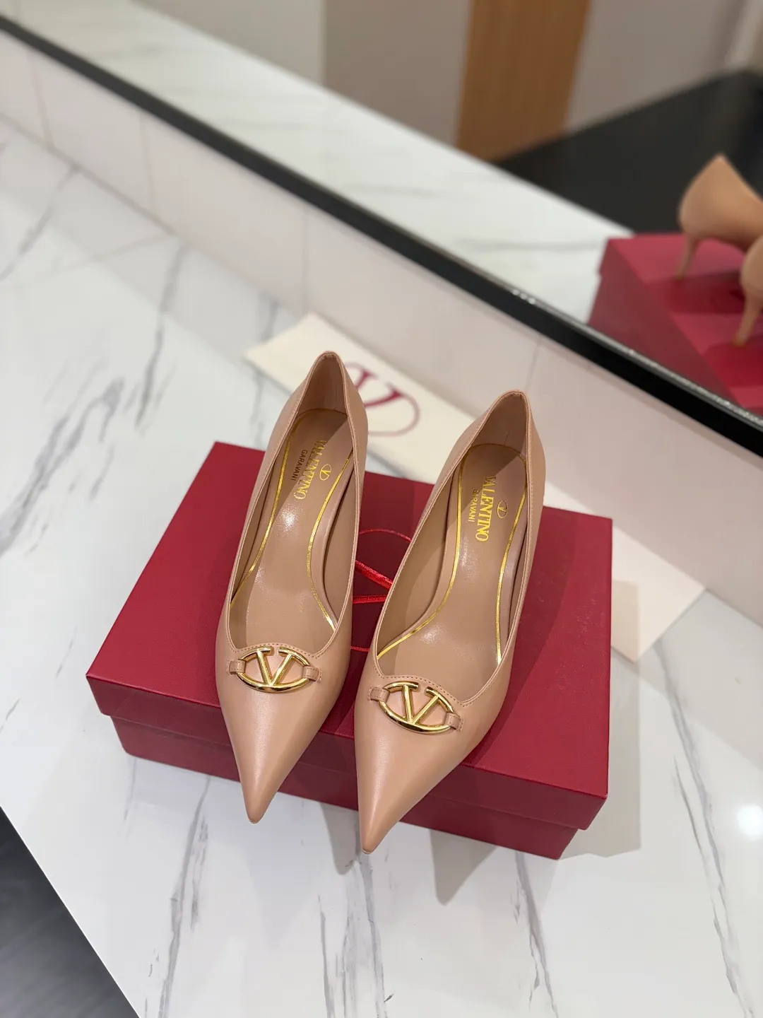 💕💕Factory direct selling price p520💕💕 VALENTINO’s hottest new high-heeled shoes, latest logo buckle, perfect combination with sexy pointed toe❤️‍🔥❤️‍🔥❤️‍🔥❤️‍🔥It is simply the pinnacle of summer fashion💖💖💖💖original replica Upper: patent leather, subleather Outsole: Italian leather outsole Heel height: 6.5cm Size: 35-39 (40 41 42 customized, non-refundable and non-exchangeable)